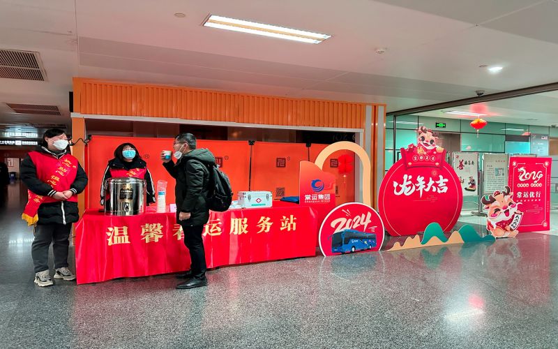 平靜的旅途中，熟悉的溫馨依舊 ——春運(yùn)路上的暖心服務(wù)